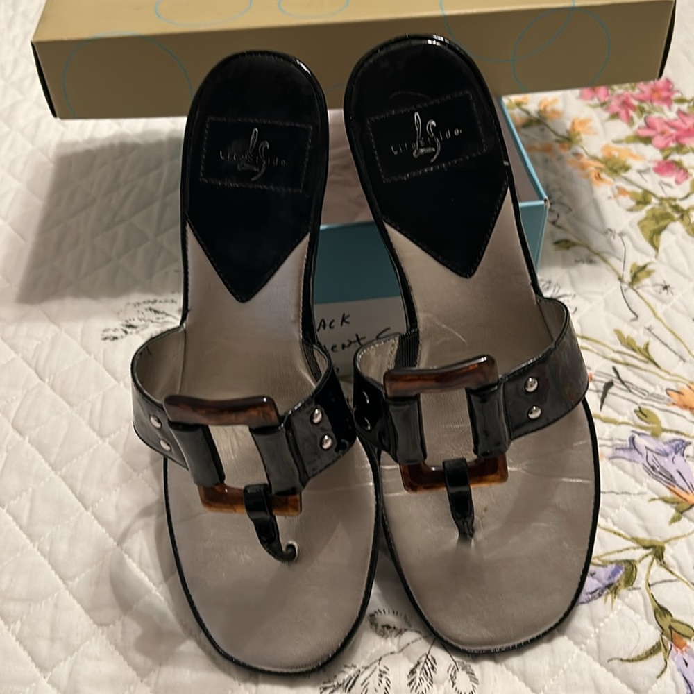 Life Stride black patent sandals with tortoise shell buckle - Picture 4 of 4